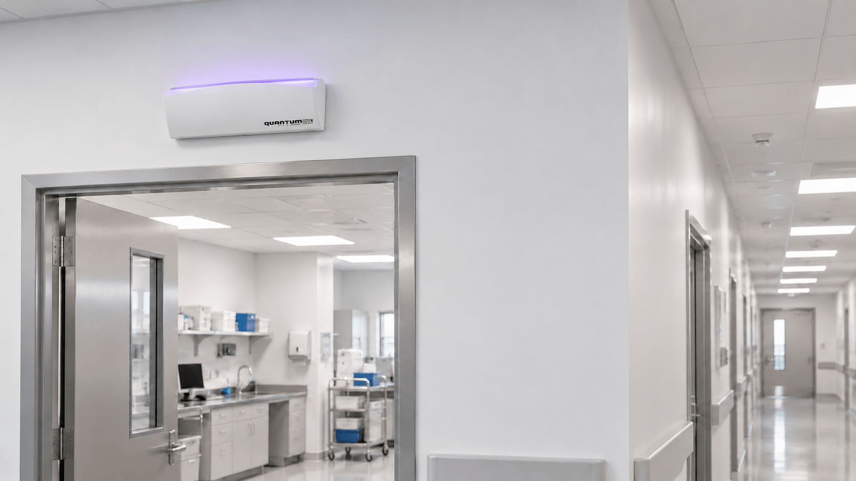 Lámpara ultravioleta TN Quantum instalada sobre el acceso de un entorno clínico